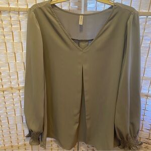 Soft Gray women’s top size L. Polyester blend